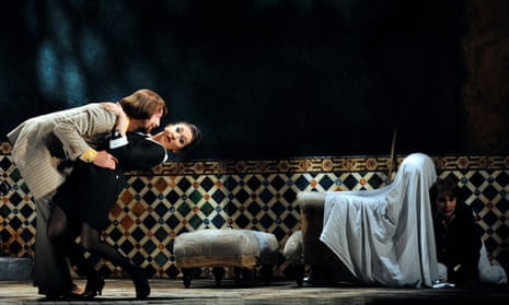 Gyula Orendt (Count), Rosa Feola (Susanna) and Natalia Kawalek (Cherubino) in Nozze di Figaro, Glyndebourne 2016