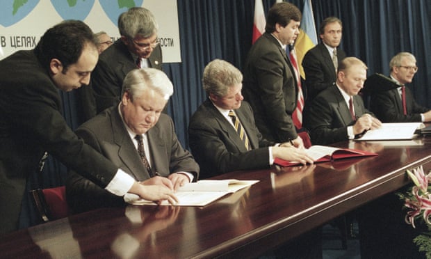Boris Yeltsin, Bill Clinton and John Major sign the Budapest memorandum on 5 December 1994. 