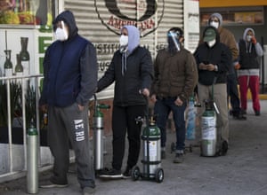 Las personas hacen fila con tanques de oxígeno vacíos para recargar a los familiares enfermos con Covid-19 afuera de una tienda de oxígeno en la víspera de Año Nuevo en la Ciudad de México.