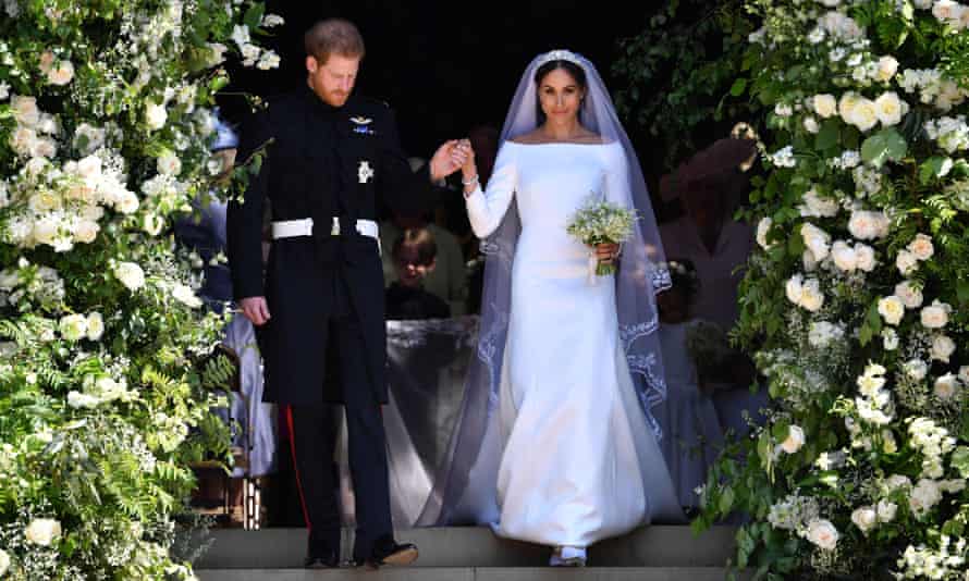 Le duc et la duchesse de Sussex ob les marches de la chapelle St George, le château de Windsor, après leur mariage