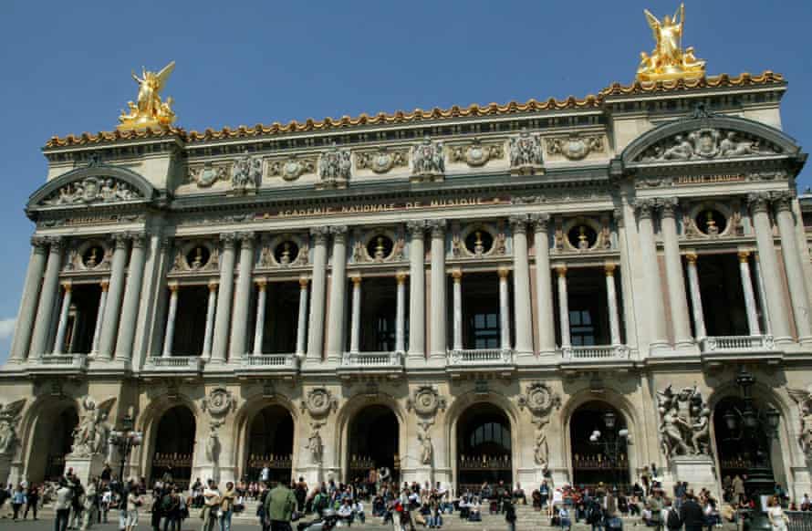 O Palais Garnier foi construído por ordem de Napoléon III como parte do grande projecto de reconstrução de Haussmann.