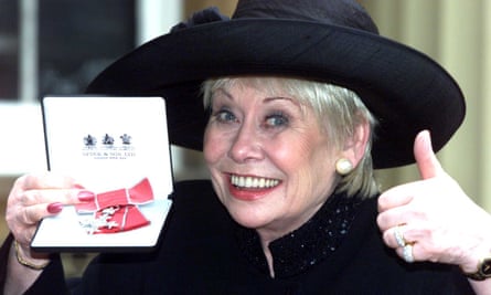 Liz Dawn at Buckingham Palace in 2000 after being awarded an MBE