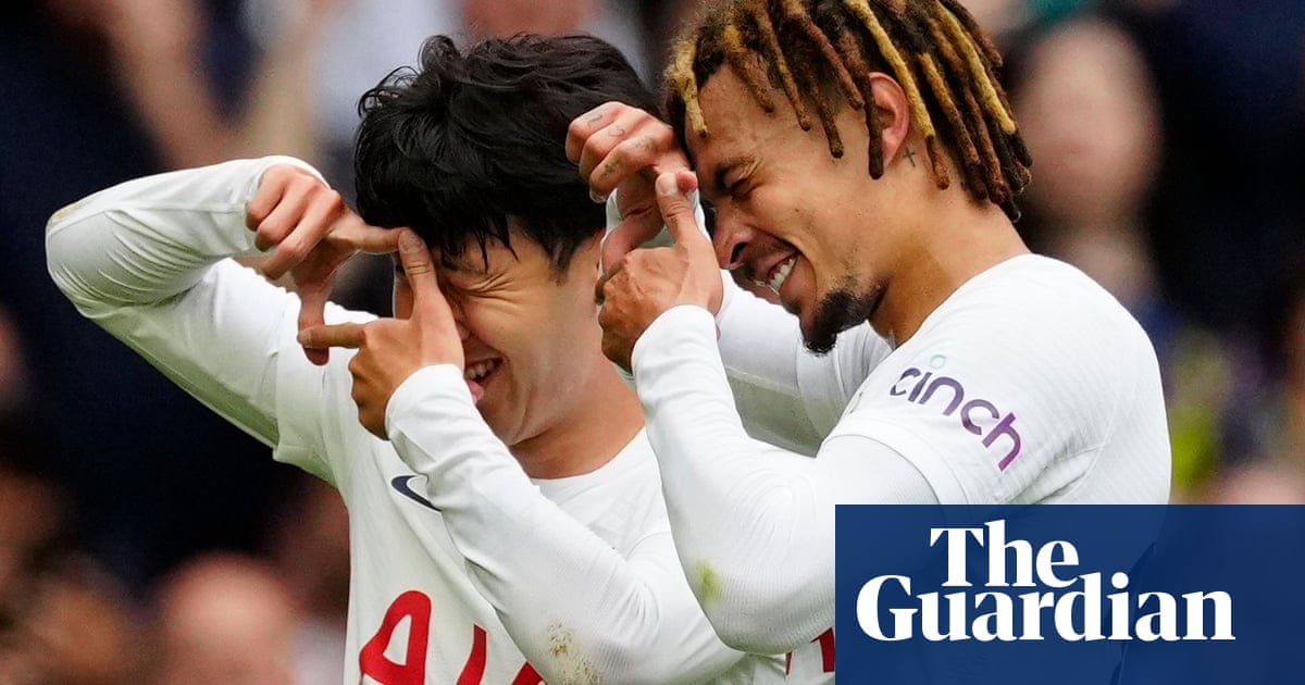 Tottenham top the table as Arsenal hit rock bottom – Football Weekly