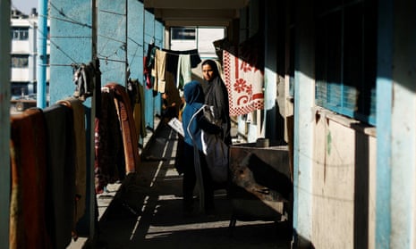 A Palestinian woman looks on as she stands in a UNRWA school, after the air strike on a neighbouring house to the school in Khan Younis, in the southern Gaza Strip, June 21, 2024. REUTERS/Mohammed Salem