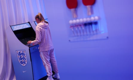 Georgia Stanway makes use of the entertainment facilities at England’s base.