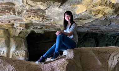 نينا هونغ تجلس في شق صخري