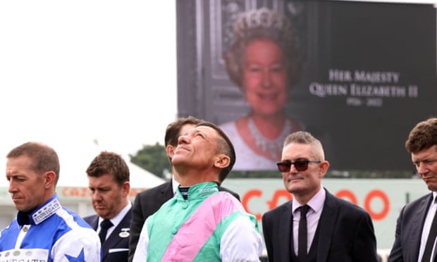Frankie Dettori levanta la cabeza durante dos minutos de silencio frente a la Reina en Doncaster.