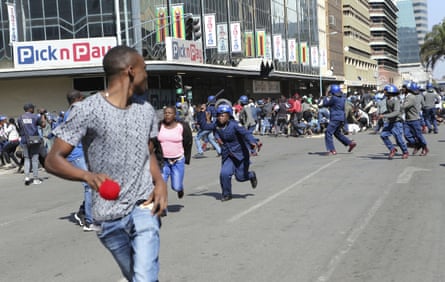 Riot police chasing protestors in Harare in 2019