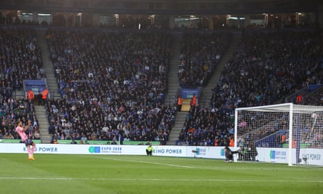 Dominic Calvert-Lewin dari Everton mencetak gol dari titik penalti untuk menjadikannya 0-1 selama pertandingan Liga Premier antara Leicester City dan Everton FC di The King Power Stadium.
