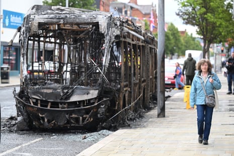Ένα καμένο λεωφορείο στην οδό Newtownards στο Μπέλφαστ σήμερα το πρωί.