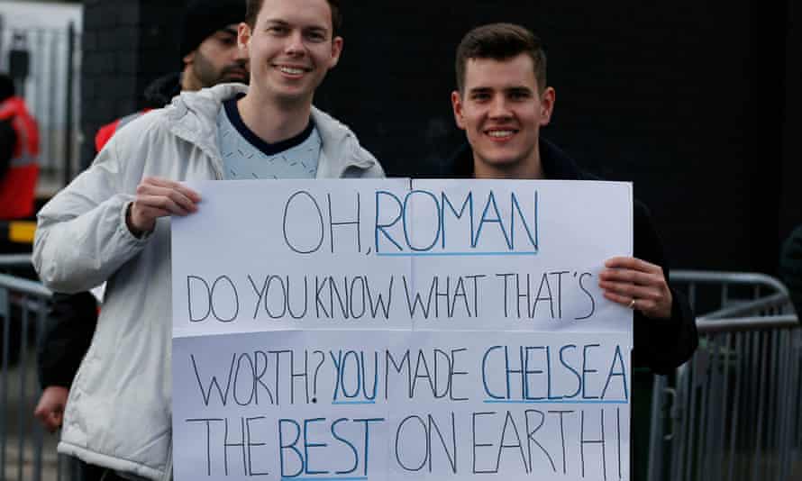 Aficionados del Chelsea con una pancarta de apoyo a Roman Abramovich.