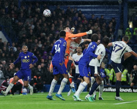 Mike Penders scores an own goal in TottenhamâÂÂs win against Chelsea.