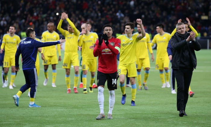 Manchester United manager Ole Gunnar Solskjaer and Jesse Lingard applaud fans after the match.