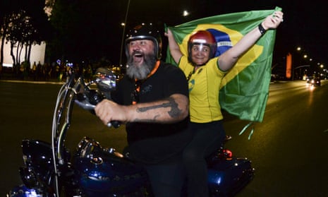 Le partisan du président brésilien Jair Bolsonaro, qui brigue un nouveau mandat, traverse Brasilia, au Brésil, le 2 octobre 2022.
