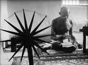 Gandhi lisant près d'un rouet à la maison en 1946