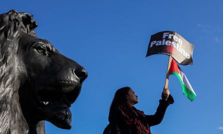 Um manifestante agita uma bandeira palestina