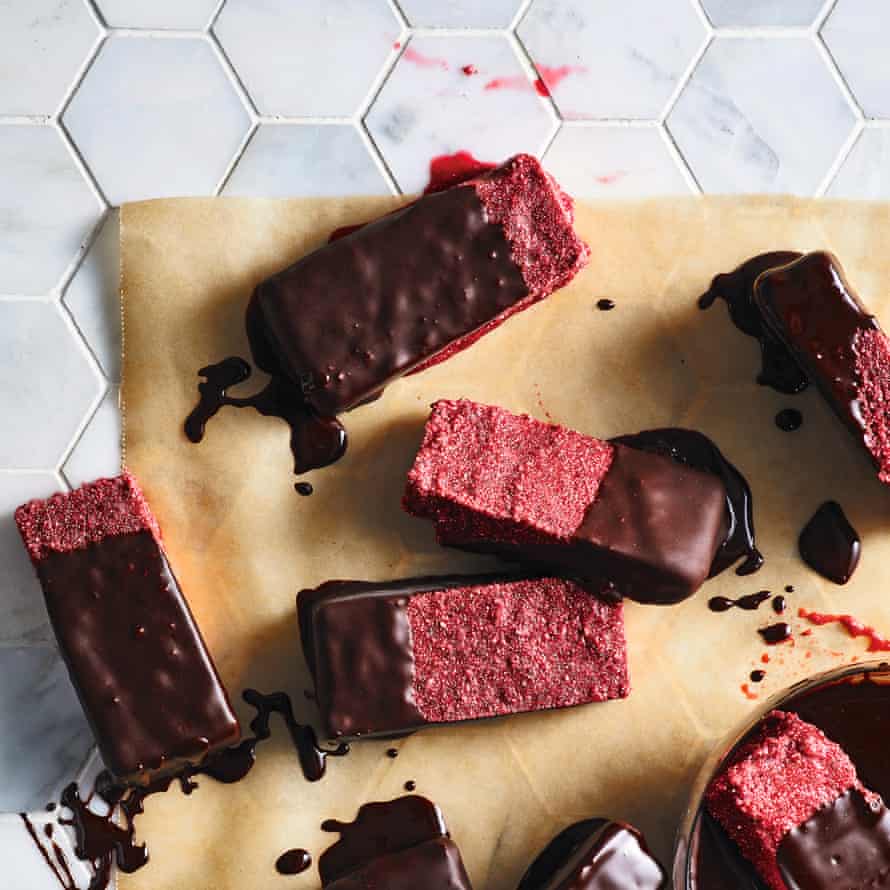 A simple, healthy take on the iconic Cherry Ripe.