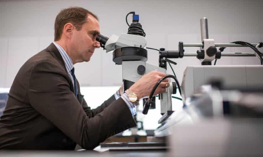 James Martin using his stereo fluorescence microscope in his New York lab.