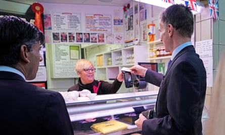 Jeremy Hunt avec Rishi Sunak au marché couvert d'Accrington dans le Lancashire, le 19 janvier 2023