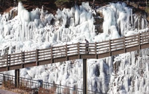 دايجو ، كوريا الجنوبية تخلق موجة باردة جدارًا جليديًا عملاقًا في منتزه سونجاهي على بعد 300 كيلومتر جنوب شرق سيئول