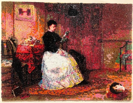 Haftowana grafika przedstawiająca XVIII-wieczną kobietę siedzącą spokojnie i wykonującą haft, podczas gdy głowa pozbawionego głowy mężczyzny spoczywa na podłodze w kącie.