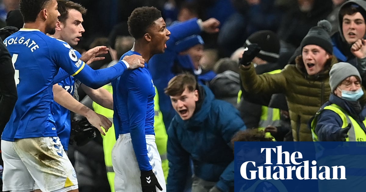 Everton’s last-gasp goal rouses Goodison from the depths of despair | Richard Jolly