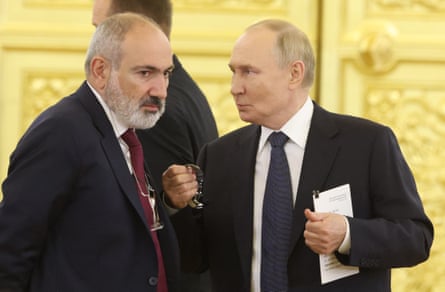 Nikol Pashinyan speaking to Vladimir Putin