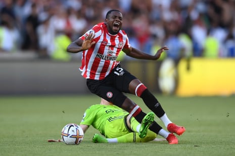 Frank Onyeka of Brentford is fouled by Scott McTominay of Manchester United, who ends up in the ref’s book.