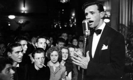 Lotis singing at a Johannesburg nightclub in 1954, shortly before he left South Africa for the UK.