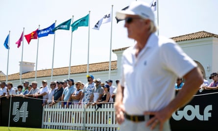 Fans menyaksikan CEO LIV Golf Greg Norman dari driving range sebelum putaran pertama turnamen LIV Golf di Real Club Valderrama