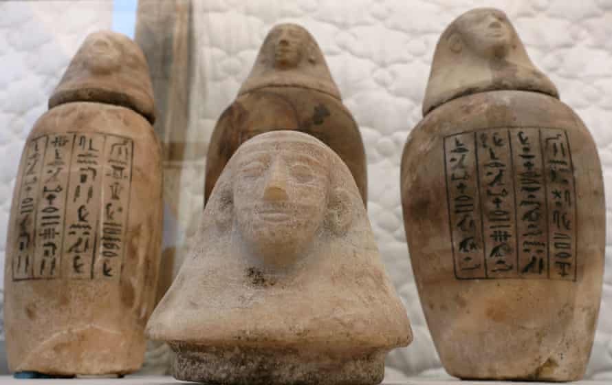 Artefacts discovered at the Saqqara site
