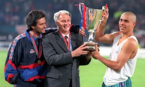 Bobby Robson con José Mourinho (izquierda) y Ronaldo después de ganar la Copa de Europa con Barcelona.