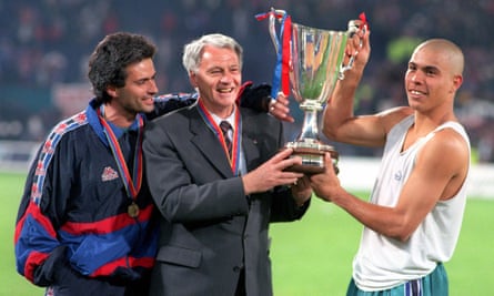 Bobby Robson, José Mourinho og Ronaldo feirer å vinne Cup Winners' Cup i 1997.