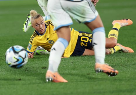 Hanna Bennison keeps her eye on the ball