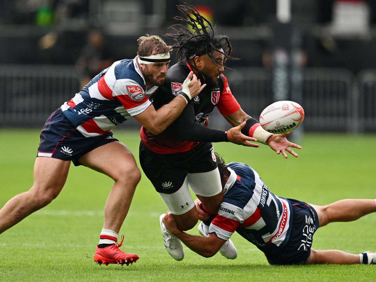 Trang bị và sân đấu bóng bầu dục Mỹ