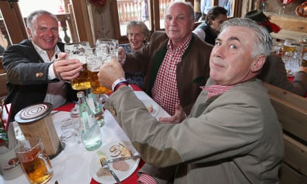 Carlo Ancelotti, Karl-Heinz Rummenigge, Uli Hoeness and his wife pose during their Oktoberfest visit in Munich on 23 September 2017