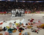 Tifosi di hockey lanciano migliaia di orsetti sul ghiaccio per beneficenza