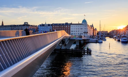 A bridge for cyclists and pedestrians connects Nyhavn and Christianshavn.