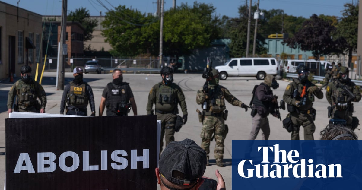 Illinois senator demands to meet with Ice amid clashes at immigration facility