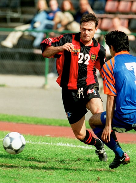 Anders Limpar playing for Brommapojkarna.