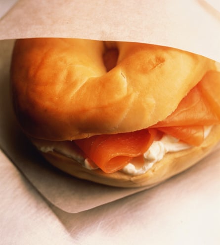 Bagel au saumon fumé et fromage à la crème, enveloppé dans du papier