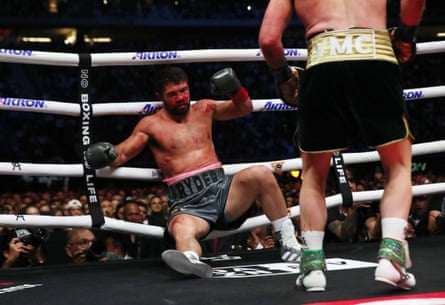 John Ryder est renversé par Canelo Álvarez au cinquième tour du combat pour le titre de samedi.