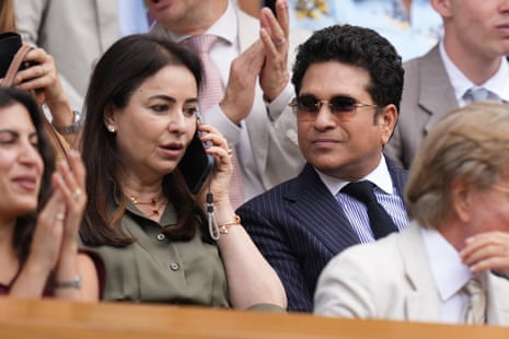Sachin TendulkarO ex-jogador de críquete indiano Sachin Tendulkar está sentado no camarote real enquanto assiste às partidas da semifinal individual masculina na quadra central do campeonato de tênis de Wimbledon em Londres, sexta-feira, 10 de julho de 2026. (AP Photo/{photog})