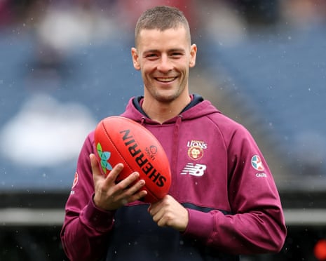 Josh Dunkley warms up on the MCG