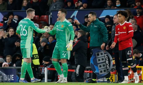 Manchester United’s Tom Heaton comes on as a substitute to replace Dean Henderson.