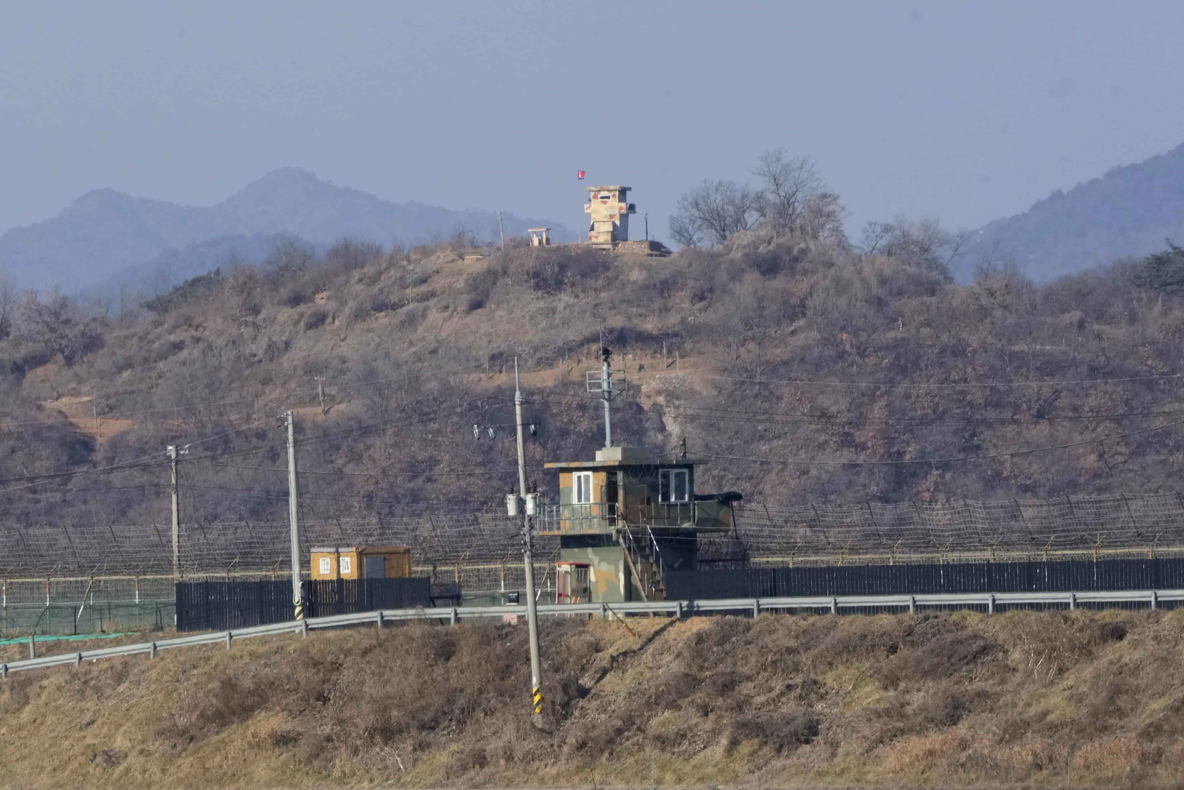 North Korean soldier crosses militarised border to defect to South (theguardian.com)