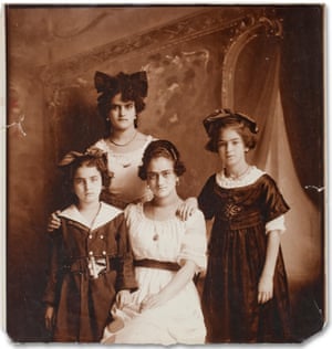 Ένα πορτρέτο από τις αδελφές Κάλο-Καλντερόν: (από αριστερά) Cristina, Adriana, Matilde και Φρίντα, ο οποίος ήταν τότε ηλικίας 10