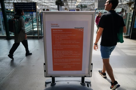 Floris Floris: 90mph Gusts hit the train work - living changes | UK News 1 A sign of a documentation on network in Edinburgh Warley
