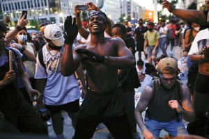 Самуил Брисбен, 19, Балтимор, танцы во время митинга возле Белого дома в субботу.