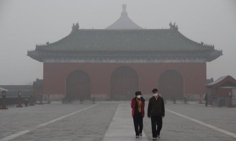 Tourists at the Temple of Heaven in heavy smog in November 2018